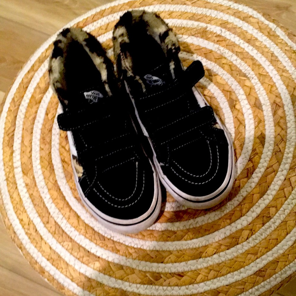 Girls size 3.0 velcro low shoe furry ankle line from vans